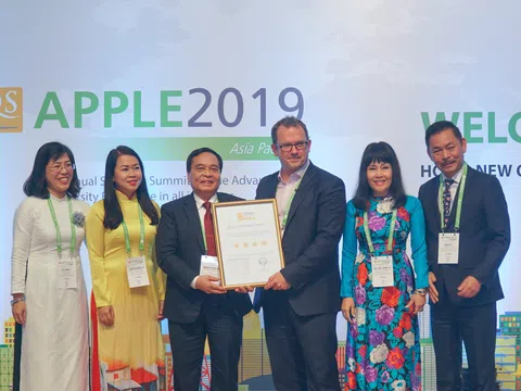Hiệu trưởng Trường ĐH Nguyễn Tất Thành được vinh danh tại Lễ trao giải Men&life Awards
